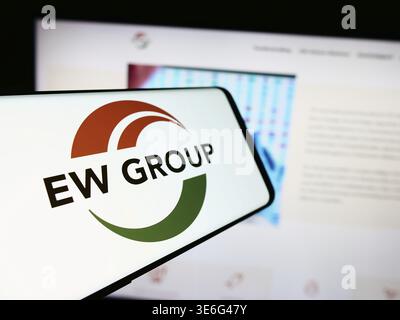 Stuttgart, Deutschland - 08.05.2024: Smartphone mit Logo des deutschen Tierzuchtunternehmens EW Group GmbH vor der Business-Website. Konzentrieren Sie sich auf die Mitte Stockfoto