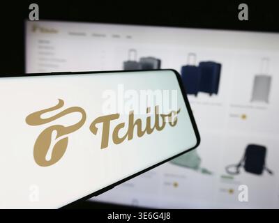 Stuttgart, Deutschland - 08.07.2024: Handy mit Logo der deutschen Kaffeehändler Tchibo GmbH vor der Business-Website. Fokus auf Mitte links von Stockfoto