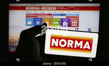 Stuttgart, Deutschland - 08.05.2024: Handybesitzer mit Logo der Norma Lebensmittelfilialbetrieb Stiftung Co. KG vor der Webseite Stockfoto