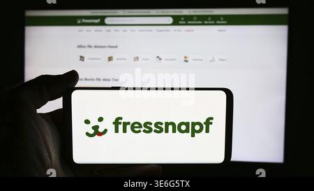 Stuttgart, Deutschland - 08.05.2024: Person, die ein Mobiltelefon mit Logo des deutschen Einzelhandelsunternehmens Fressnapf Holding SE vor der Business-Website hält. Fokus Stockfoto