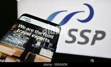 Stuttgart, Deutschland - 08.09.2024: Mobiltelefon mit Website des britischen Reiseverpflegungsunternehmens SSP Group plc vor Geschäftslogo. Konzentrieren Sie sich auf die Spitze Stockfoto