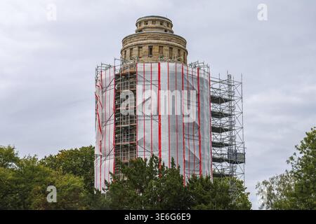 Bochum, Deutschland - 25. September 2025: Bismarckturm mit Gerüsten und Schutzfolien während der Renovierungsarbeiten bedeckt Stockfoto