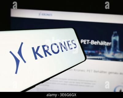 Stuttgart, Deutschland - 08.05.2024: Smartphone mit Logo des deutschen Ingenieurunternehmens Krones AG vor der Business-Website. Fokus auf Mitte rechts von p Stockfoto