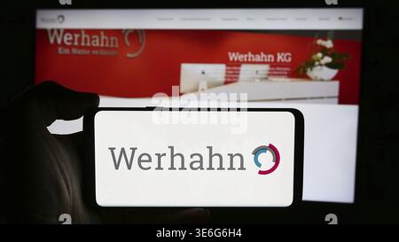 Stuttgart, Deutschland - 08.05.2024: Person mit Mobiltelefon mit Logo des deutschen Konglomeratunternehmens Wilh. Werhahn KG vor der Business-Webseite. Fokussieren Stockfoto