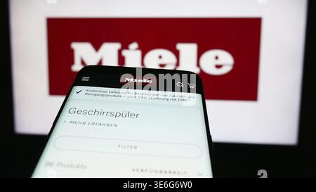 Stuttgart, Deutschland - 08.05.2024: Smartphone mit Website des deutschen Haushaltsgeräteunternehmens Miele Cie. KG vor dem Firmenlogo. Fokus auf Top- Stockfoto