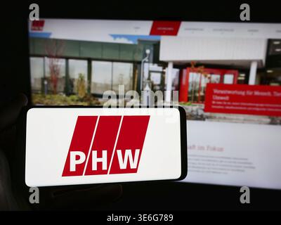 Stuttgart, Deutschland - 08.05.2024: Person mit Smartphone mit Logo des deutschen Fleischverarbeitungsunternehmens Lohmann Co. AG (PHW-Gruppe) vor der Website Stockfoto