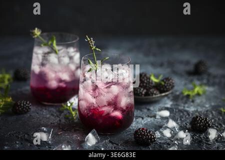 Brombeer-Lemonade mit Lavendel auf Vintage-Hintergrund Stockfoto