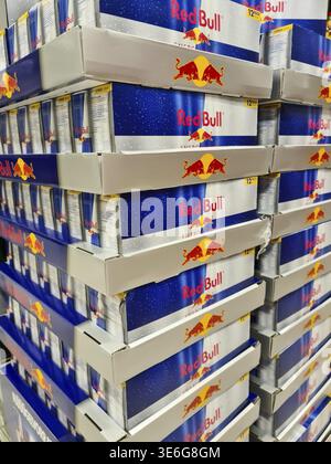 Ein großer Stapel von Paletten der Marke Red Bull Energy Drink Stockfoto