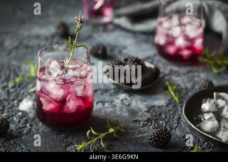 Brombeer-Lemonade mit Lavendel auf Vintage-Hintergrund Stockfoto