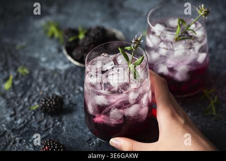 Brombeer-Lemonade mit Lavendel auf Vintage-Hintergrund Stockfoto