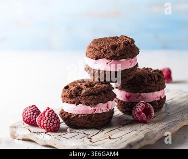 Hausgemachte Eiskekse, Sandwiches mit Himbeeren und Schokolade Stockfoto