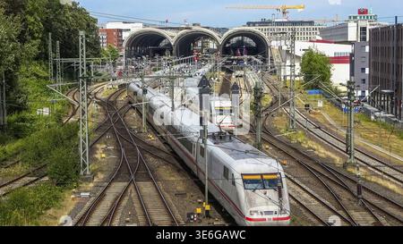 Kiel, Deutschland - 23. Juni 2024: Deutsche ICE-Züge auf den Gleisen vor dem Kieler Hauptbahnhof Stockfoto