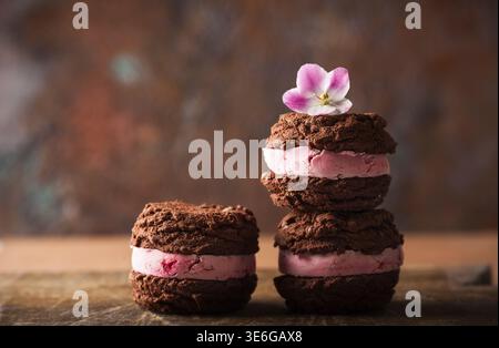 Hausgemachte Eiskekse, Sandwiches mit Himbeeren und Schokolade Stockfoto