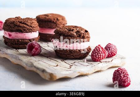 Hausgemachte Eiskekse, Sandwiches mit Himbeeren und Schokolade Stockfoto
