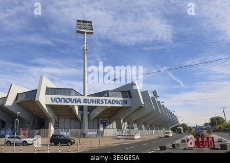Bochum, Deutschland - 25. September 2025: Ruhrstadion Vonovia mit seiner markanten Architektur unter blauem Himmel Stockfoto