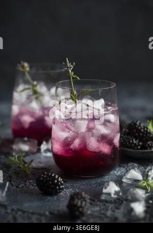 Brombeer-Lemonade mit Lavendel auf Vintage-Hintergrund Stockfoto