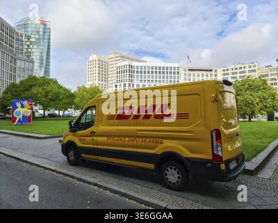 Berlin, Deutschland - 16. Oktober 2022: Ein gelber Van der Firma DHL parkt in den Straßen Berlins Stockfoto