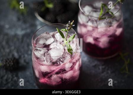 Brombeer-Lemonade mit Lavendel auf Vintage-Hintergrund Stockfoto