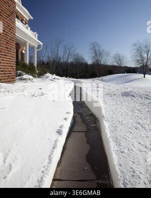 Weg durch den Tiefschnee auf die Tür des modernen Einfamilienhaus geschnitten Stockfoto