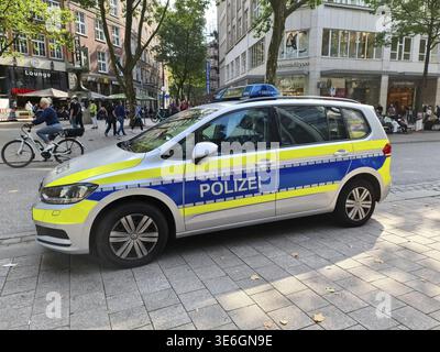 Hamburg - 03. September 2022: Ein deutsches Polizeifahrzeug im Hamburger Stadtzentrum Stockfoto