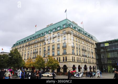 Berlin, Deutschland - 03. Oktober 2024: Die Fassade des Hotels Adlon Kempinski weht deutsche und österreichische Flaggen in Berlin Stockfoto