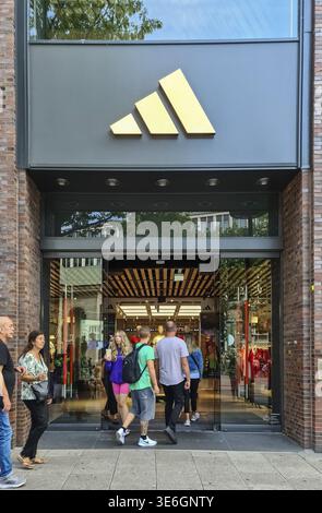 Hamburg, Deutschland - 03. September 2022: Eingang eines Adidas Sportbekleidungsgeschäfts Stockfoto