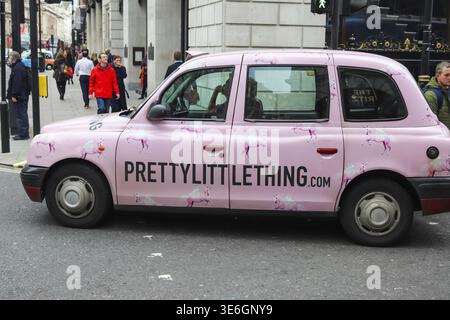London, Vereinigtes Königreich - 04. Oktober 2024: Rosafarbenes Taxi mit Einhorndekor und PrettyLittleThing-Werbung auf der London Street Stockfoto