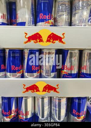 Ein großer Stapel von Paletten der Marke Red Bull Energy Drink Stockfoto