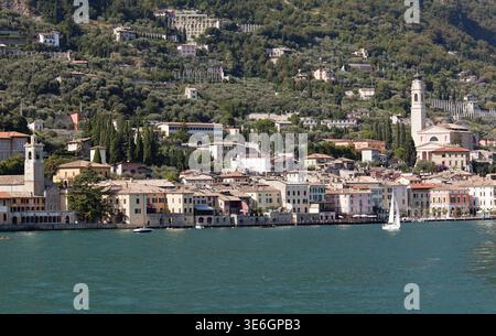 Stadtturm in Maderno am Ufer des Gardasees Stockfoto