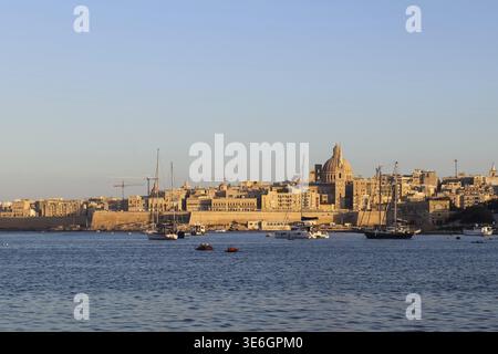Valletta, Malta 28. September 2024: Panoramablick auf die Altstadt von Valletta, Malta, mit ihrer charakteristischen Sandsteinarchitektur, die sich auf die spiegelt Stockfoto