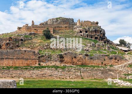 Akropolis, die in Felsengräber der antiken griechischen Stadt Tlos in Lycia gemeißelt wurde und sich auf dem lykischen Weg befindet. Berühmte historische Stätte in der Region Antalya. Stockfoto
