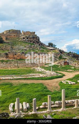 Stadion, akropolis der antiken griechischen Stadt Tlos in Lycia, auf dem lykischen Weg. Berühmte historische Stätte in der Region Antalya. Beliebter Ort für familienreisen Stockfoto