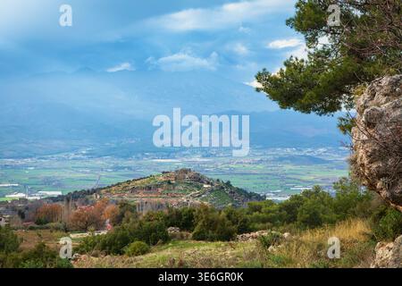 Malerischer Blick auf die antike griechische Stadt Tlos in Lycia auf dem lykischen Weg. Berühmte historische Stätte in der Region Antalya. Beliebter Ort für Familienreisen Stockfoto