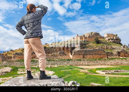 Glückliche Touristen schauen sich die antike griechische Stadt Tlos in Lycia an, die sich auf dem lykischen Weg befindet. Berühmte historische Stätte in der Region Antalya. Beliebter Ort für Familien Stockfoto