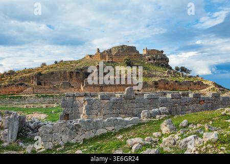 Stadion, akropolis der antiken griechischen Stadt Tlos in Lycia, auf dem lykischen Weg. Berühmte historische Stätte in der Region Antalya. Beliebter Ort für Familienausflüge Stockfoto
