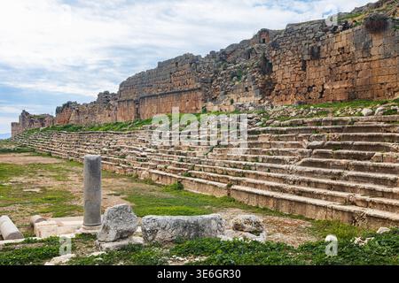 Das Stadion der antiken griechischen Stadt Tlos in Lycia befindet sich auf dem lykischen Weg. Berühmte historische Stätte in der Region Antalya. Beliebter Ort für Familienreisen im Sommer Stockfoto