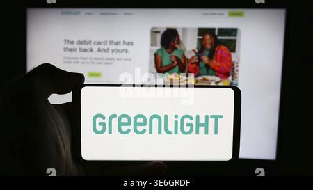 Stuttgart, Deutschland - 19.08.2024: Person mit Mobiltelefon mit Logo des amerikanischen Fintech-Unternehmens Greenlight Financial Technology Inc. Vor Webpa Stockfoto
