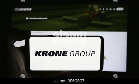 Stuttgart, Deutschland - 08.07.2024: Person mit Mobiltelefon mit Logo der deutschen Bernard Krone Holding SE Co. KG vor der Business-Webseite. Fo Stockfoto