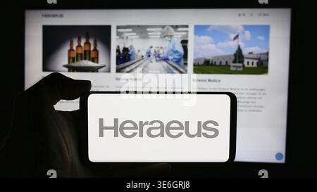 Stuttgart, Deutschland - 07-31-2024: Person, die ein Mobiltelefon mit Logo des deutschen Technologieunternehmens Heraeus Holding GmbH vor der Business-Website hält. Fo Stockfoto