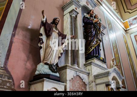 Das Innere einer katholischen Kirche in Brasilien mit heiligen Statuen auf einem Seitenaltar, darunter Jesus Christus mit offenen Armen und der Heilige Joseph mit dem C. Stockfoto