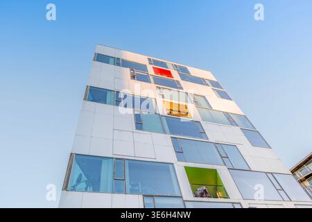 Moderne Wohnhausfassade mit bunten Balkonen, flacher, moderner Wohnblock Stockfoto