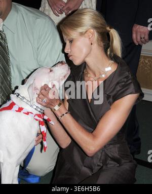 GARDEN CITY, NY - 11. JUNI: (EXKLUSIVE BERICHTERSTATTUNG) die Sprecherin der North Shore Animal League, Beth Ostrosky (Freundin von Howard Stern), teilt einen Kuss mit einem Hund beim 7. Jährlichen Mittagessen der North Shore Animal League America's Lewyt Humane Awards am 11. Juni 2008 im Garden City Hotel in Garden City, New York. Leute: Beth Ostrosky Stockfoto