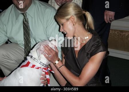 GARDEN CITY, NY - 11. JUNI: (EXKLUSIVE BERICHTERSTATTUNG) die Sprecherin der North Shore Animal League, Beth Ostrosky (Freundin von Howard Stern), teilt einen Kuss mit einem Hund beim 7. Jährlichen Mittagessen der North Shore Animal League America's Lewyt Humane Awards am 11. Juni 2008 im Garden City Hotel in Garden City, New York. Leute: Beth Ostrosky Stockfoto