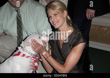 GARDEN CITY, NY - 11. JUNI: (EXKLUSIVE BERICHTERSTATTUNG) die Sprecherin der North Shore Animal League, Beth Ostrosky (Freundin von Howard Stern), teilt einen Kuss mit einem Hund beim 7. Jährlichen Mittagessen der North Shore Animal League America's Lewyt Humane Awards am 11. Juni 2008 im Garden City Hotel in Garden City, New York. Leute: Beth Ostrosky Stockfoto