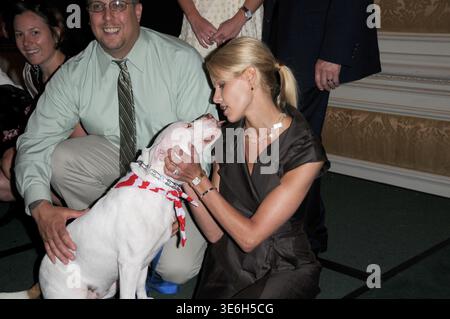 GARDEN CITY, NY - 11. JUNI: (EXKLUSIVE BERICHTERSTATTUNG) die Sprecherin der North Shore Animal League, Beth Ostrosky (Freundin von Howard Stern), teilt einen Kuss mit einem Hund beim 7. Jährlichen Mittagessen der North Shore Animal League America's Lewyt Humane Awards am 11. Juni 2008 im Garden City Hotel in Garden City, New York. Leute: Beth Ostrosky Stockfoto
