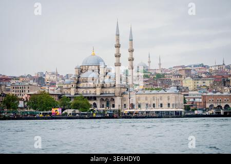 ISTANBUL, TÜRKEI. Mai 2025. Malerischer Blick auf die neue Moschee (Yeni Cami) vom Bosporus in Istanbul: Eine weite Aufnahme der berühmten osmanischen Moschee A Stockfoto