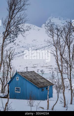 Holzhütte in schneebedeckter Landschaft, Kattfjordvatnet, Troms, Norwegen Stockfoto