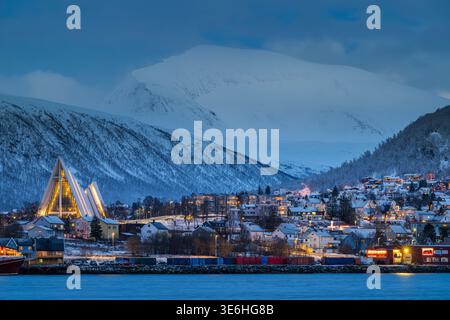 Arktische Kathedrale (Tromsdalen-Kirche) mit Tromsdalstinden-Berg im Hintergrund, Tromso, Troms, Norwegen Stockfoto