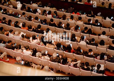 Taipei, Taiwan - 13. April 2024: Blick von oben auf die vollen Sitzplätze im National Theater, während das Publikum Programme und Chats liest, bevor der Vorhang aufgeht. Stockfoto