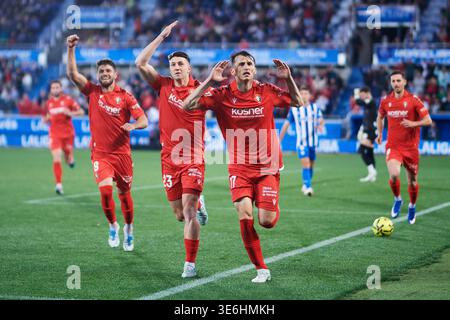 Ante Budimir von CA Osasuna feiert gemeinsam mit seinen Teamkollegen Abel Bretones und Iker Munoz von CA Osasuna, nachdem sie das zweite Tor des Teams in La erzielt haben Stockfoto